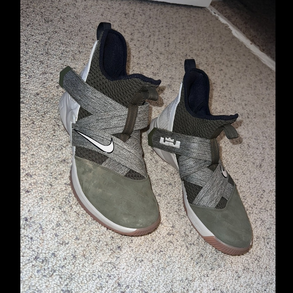 Nike Mens basketball shoes